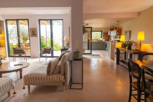 ein Wohnzimmer mit Sofa und Tisch in der Unterkunft Villa Les Restanques in Aix-en-Provence