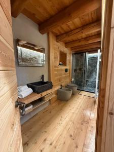 a bathroom with a sink and a toilet in a cabin at Mansio 1695 Chambres d'hôtes in Pont-Saint-Martin