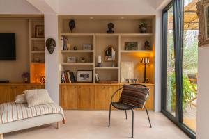 ein Wohnzimmer mit Sessel und Couch in der Unterkunft Villa Les Restanques in Aix-en-Provence