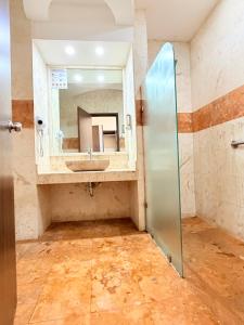 Ένα μπάνιο στο HOTEL A´PONTE +13 φωτογραφίες