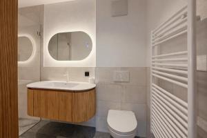 Et badeværelse på BERGBLICK Penthouse - AlpenLuxus Collection