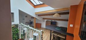 een kamer met een bed en een trap bij Cozy Loft sous les toits in Le Kremlin-Bicêtre