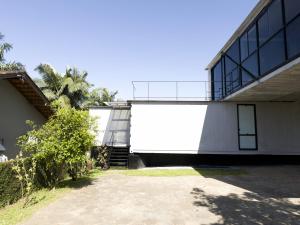 een groot wit bord aan de zijkant van een gebouw bij Casa Container Moderna com Vista da Natureza em Itajaí in Itajaí