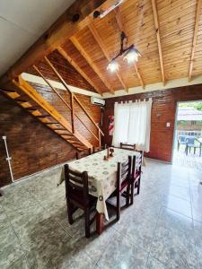 una grande sala da pranzo con tavolo e sedie di Cabañas La Carlota a Trapiche Altre 13 foto