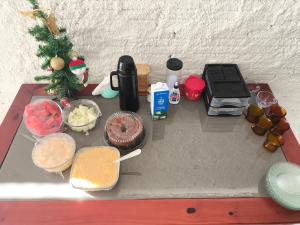 een tafel met daarop eten bij Ouro branco Mossoró RN in Mossoró