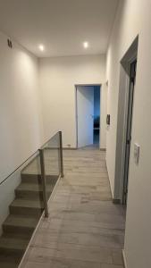 un couloir avec un escalier dans un immeuble dans l'établissement Dúplex con Garage Esperanza, à Esperanza 9 autres photos