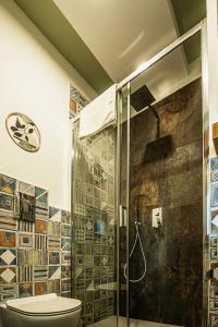 ein Badezimmer mit Dusche und Toilette in der Unterkunft Supernova House in Aranova + 24 Fotos