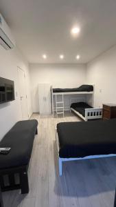 - une chambre avec 2 lits et 2 lits superposés dans l'établissement Dúplex con Garage Esperanza, à Esperanza