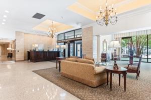 een woonkamer met een bank en een tafel bij World Cup Apartment Flat 10 to 14 Nights Premier Arena Location in Atlanta