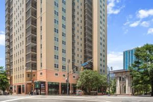 een hoog gebouw in een stadsstraat met een verkeerslicht bij World Cup Apartment Flat 10 to 14 Nights Premier Arena Location in Atlanta