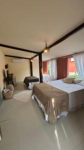 una camera da letto con due letti in una stanza di Suite completa com área verde a Camaçari Altre 9 foto