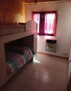 Giường trong phòng chung tại Deptos Eliana
