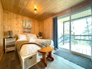 Giường trong phòng chung tại Mini-chalet tout confort - Lac de Pohenegamook