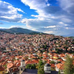 uitzicht op een stad met rode daken bij DIMI Aparmants in Kruševo