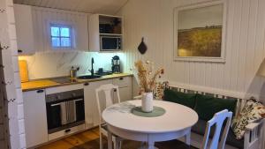 Køkken eller tekøkken på Swedish log house at Kvarnviks Gård