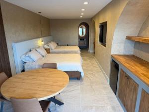 Postel nebo postele na pokoji v ubytování Presidio Inn