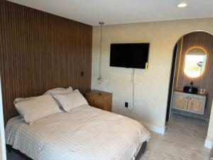 Postel nebo postele na pokoji v ubytování Presidio Inn + 3 fotografie