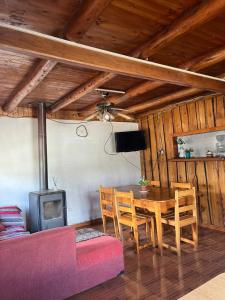 ein Esszimmer mit einem Tisch und einem Herd in der Unterkunft Hospedaje La Cascada in Futaleufú