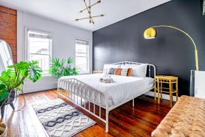 En eller flere senge i et værelse på Jungle House Luxury Homes - Columbus Downtown Short North - Steps to Convention Center & Nationwide Arena - Sleeps up to 10 - Free Parking - Over 5,800 Five Stars