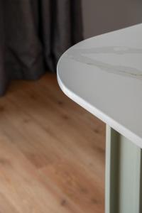 einem weißen Tisch auf einem Holzboden in der Unterkunft Central City Queenstown Retreat - 3 Bedroom Apartment in Queenstown + 19 Fotos