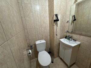 een badkamer met toilet, douche en wastafel bij Little bay apart 2 in Kotor