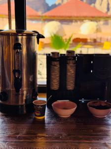een koffiezetapparaat op een aanrecht met twee kommen bij Rum Dreamland luxury camp in Wadi Rum