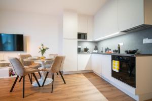 Kuchyň nebo kuchyňský kout v ubytování New Modern Home-Projector-Nespresso-View-Balcony