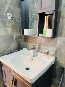 een badkamer met een witte wastafel en een spiegel bij Rum Dreamland luxury camp in Wadi Rum