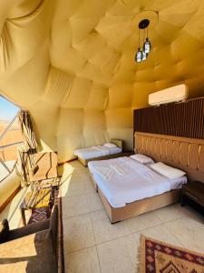 een kamer met 2 bedden in een grote kamer bij Rum Dreamland luxury camp in Wadi Rum