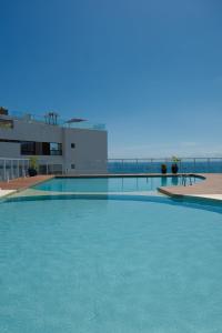 een groot zwembad bovenop een gebouw bij Hotel Camarote Salvador in Salvador +14 foto's
