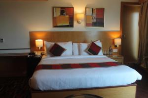 Uma cama ou camas num quarto em The Theme, Jaipur