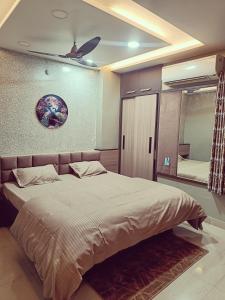ein Schlafzimmer mit einem großen Bett und einem Deckenventilator in der Unterkunft Geeta's Luxuria in Varanasi