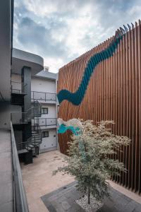 een houten hek met een boom voor een gebouw bij Hotel Agua de Plata in San Luis Potosí