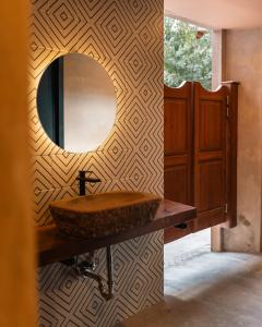 een badkamer met een wastafel en een spiegel aan een muur bij Hotel Agua de Plata in San Luis Potosí