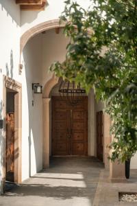 een boog met een houten deur in een gebouw bij Hotel Agua de Plata in San Luis Potosí +1 foto
