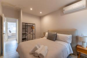 a bedroom with a bed with towels on it at Concepcion Suite in Córdoba