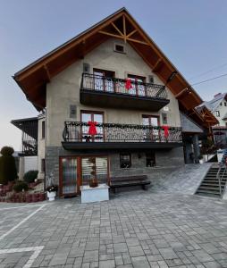 een gebouw met een balkon met rode strikken bij Skałkowy Kąt in Sromowce Wyżne