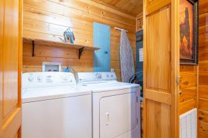 una lavanderia con lavatrice e asciugatrice di Mountain Getaway 2 By Avada Properties a Sevierville Altre 54 foto