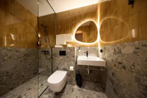 Ένα μπάνιο στο A1 Stuudiod +27 φωτογραφίες