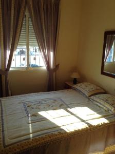 La FloridaにあるHoliday Home Lagosolのベッドルーム(大型ベッド1台、窓付)
