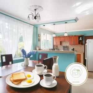 Una cocina con una mesa con huevos y café encima. en Family Stay con Desayuno 7 camas 6 dormitorios, en Puyo