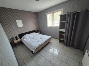 a bedroom with a bed and a window at Gîte OL'HERON familiale pour 9 personnes à Dolus in Dolus-d'Oléron