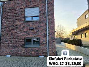 SeeZeitApartments Whg 30 في ليمبروتش: مبنى من الطوب مع نافذة على جانبه