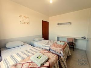 En eller flere senge i et værelse på Pousada & Hospedaria Monte Tabor
