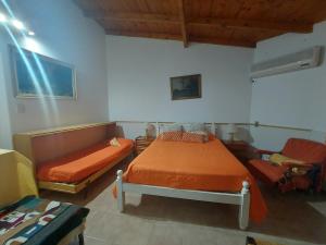 una camera con 2 letti singoli e un divano di Brisa Costera a Carmen de Patagones