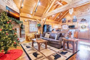un soggiorno con un albero di Natale in una cabina di Mountain Getaway 2 By Avada Properties a Sevierville