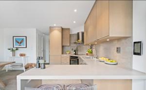 ForlandSvært nydelig fritidshytte的房间里有白色台面的厨房