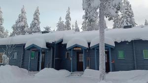 una casa blu con la neve sopra di Ylläs Nilikammi a Ylläsjärvi