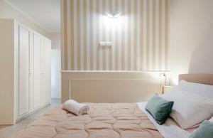 ein Schlafzimmer mit einem Bett mit einer Lampe an der Wand in der Unterkunft Spàzio apartments Sangiuliano in Catania