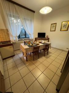 eine Küche mit einem Tisch mit Essen darauf in der Unterkunft La Grande Casa di Malpensa - B&B in Gallarate